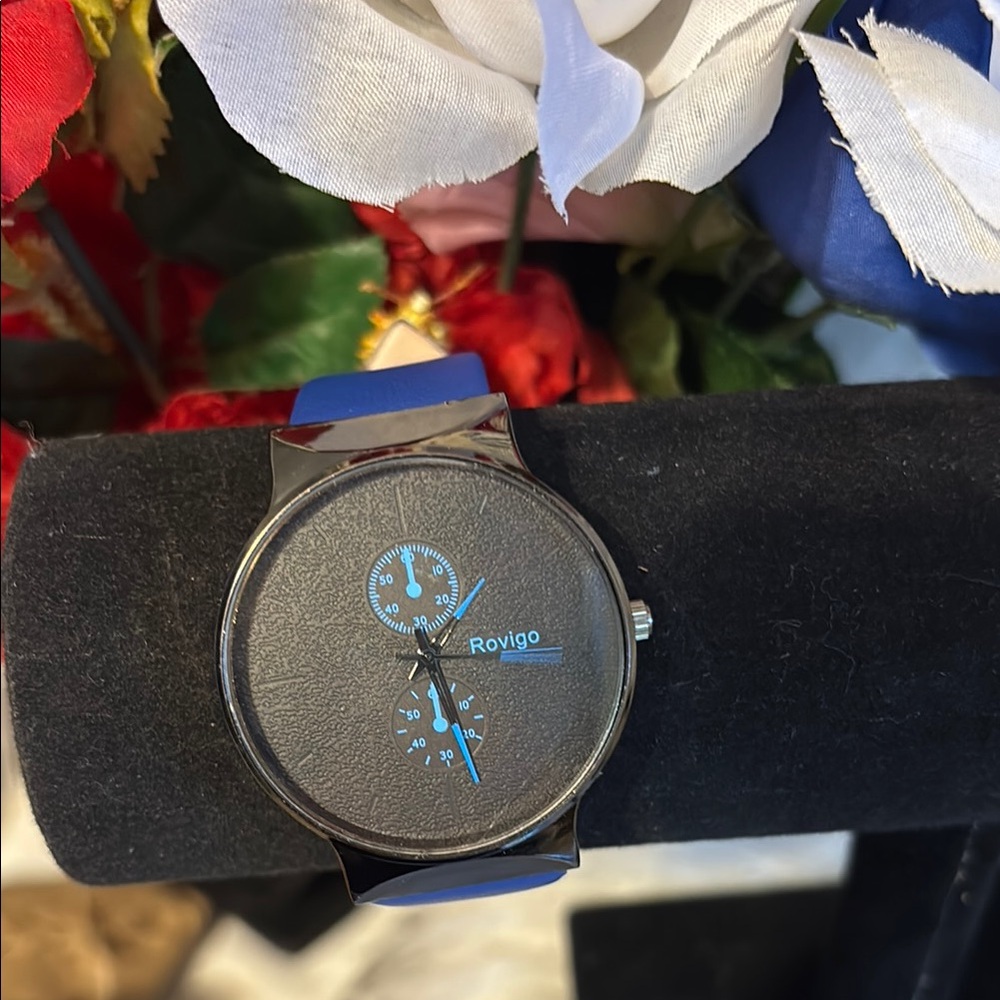 Contemporary Gray and Blue Smartwatch with Chronograph